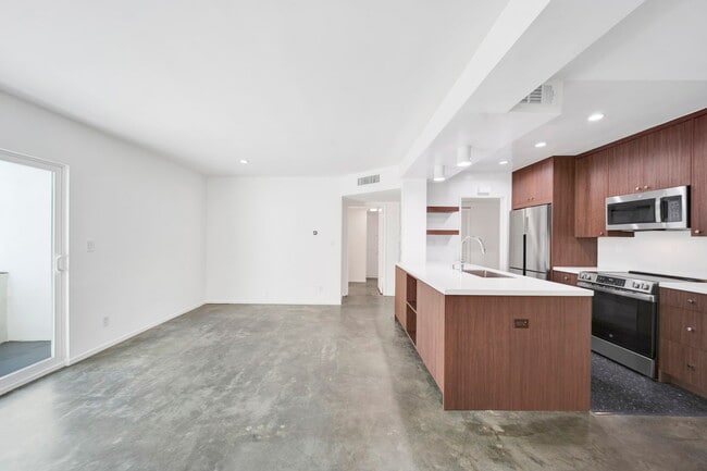 7767 Hollywood Blvd, Unit 105 in Los Angeles, CA - Foto de edificio - Building Photo