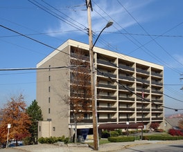 John Paul Plaza in Pittsburgh, PA - Foto de edificio - Building Photo