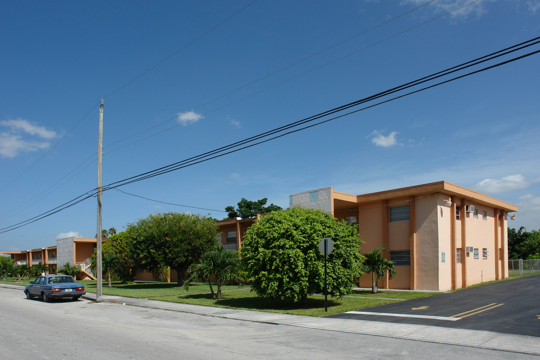 7099 SW 23rd St in Miami, FL - Building Photo