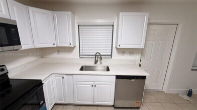 6046 SW 40th St in Miramar, FL - Building Photo - Building Photo