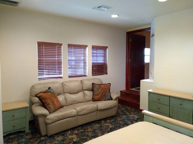 903 Cypress Lake Cir, Unit 1 in Ft. Myers, FL - Building Photo - Building Photo