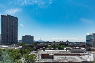 3900 N Pine Grove Ave, Unit 802 in Chicago, IL - Building Photo - Building Photo