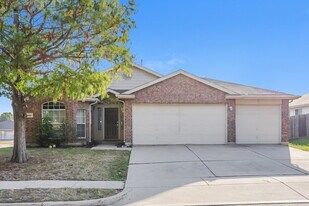 1013 Crane Cir in Saginaw, TX - Building Photo