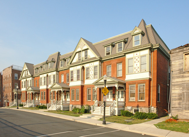 57-67 Garden St in Poughkeepsie, NY - Foto de edificio - Building Photo