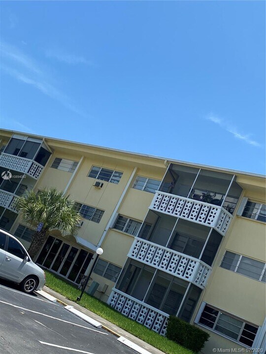16701 NE 14th Ave-Unit -201 in Miami, FL - Building Photo