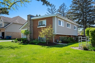 411 Huntington Ln in Elmhurst, IL - Building Photo - Building Photo
