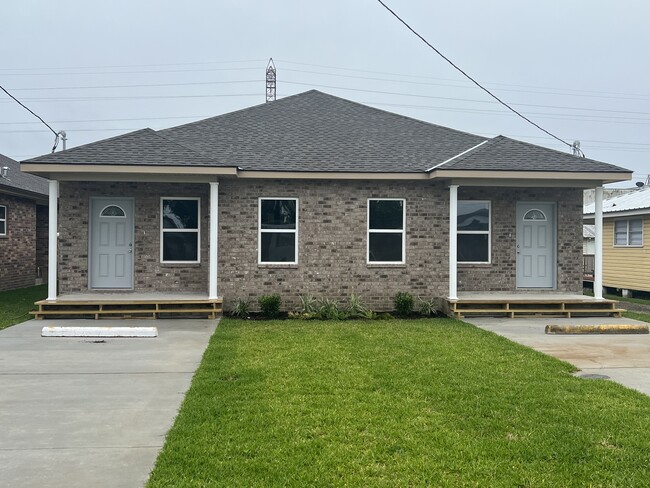 property at 5125 Oak Dr