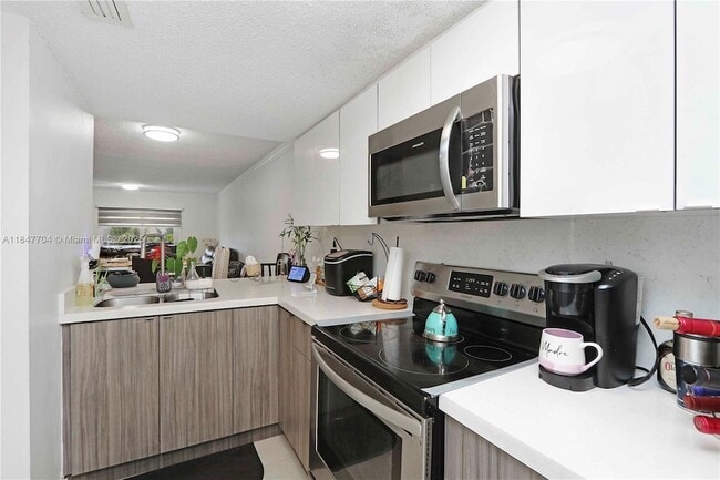9917 W Okeechobee Rd, Unit 3303 in Hialeah Gardens, FL - Building Photo - Building Photo