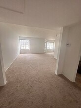 8750 Harrison Ave, Unit 213 in Munster, IN - Foto de edificio - Building Photo