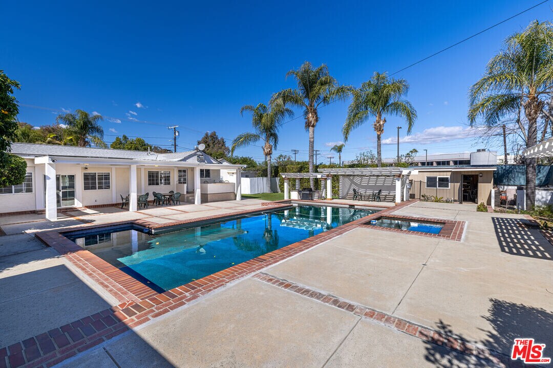 5510 Wilbur Ave in Los Angeles, CA - Building Photo