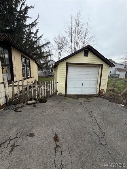 22 Works Pl in Lockport, NY - Foto de edificio - Building Photo