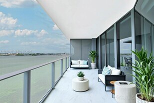 700 NE 24th St in Miami, FL - Building Photo