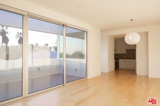 4826 Franklin Ave in Los Angeles, CA - Building Photo - Building Photo