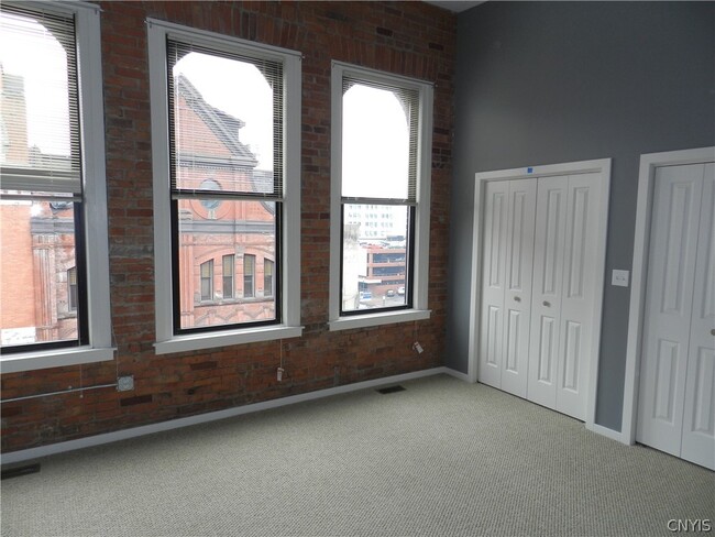 317 S Clinton St in Syracuse, NY - Building Photo - Building Photo