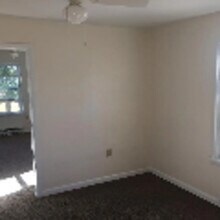 560 N Pine St in Middletown, PA - Building Photo - Building Photo