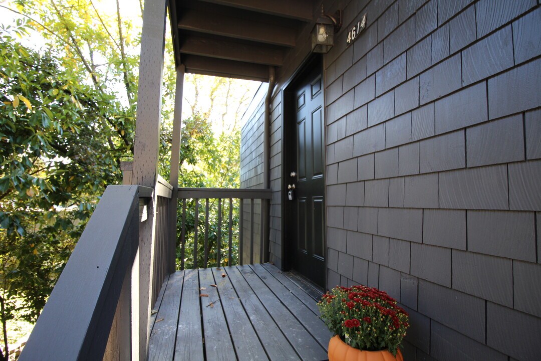4614 Lower Dr, Unit 4614 in Lake Oswego, OR - Building Photo