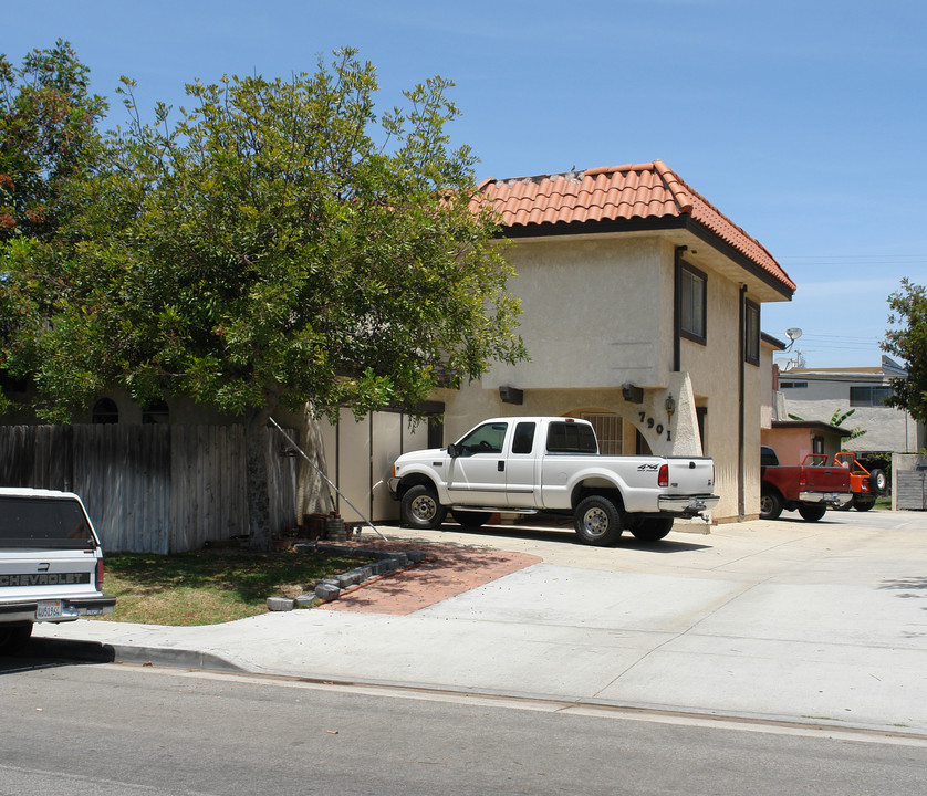 7901 Glencoe Dr in Huntington Beach, CA - Foto de edificio