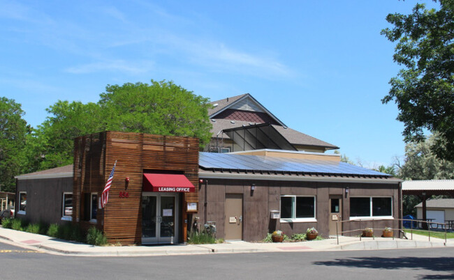 Maplewood Apartments - INCOME RESTRICTED in Lakewood, CO - Building Photo - Building Photo