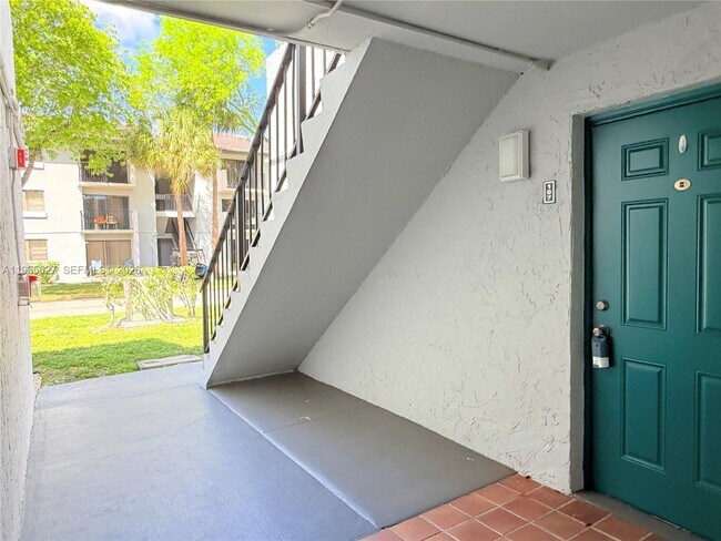 7140 NW 179th St in Hialeah, FL - Building Photo - Building Photo