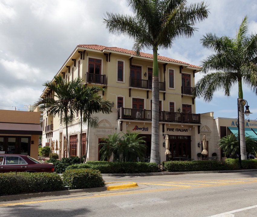 868 5th Ave S in Naples, FL - Building Photo