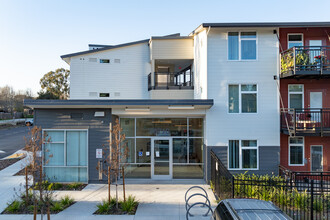 Heritage House & Valle Verde Apartments in Napa, CA - Foto de edificio - Building Photo