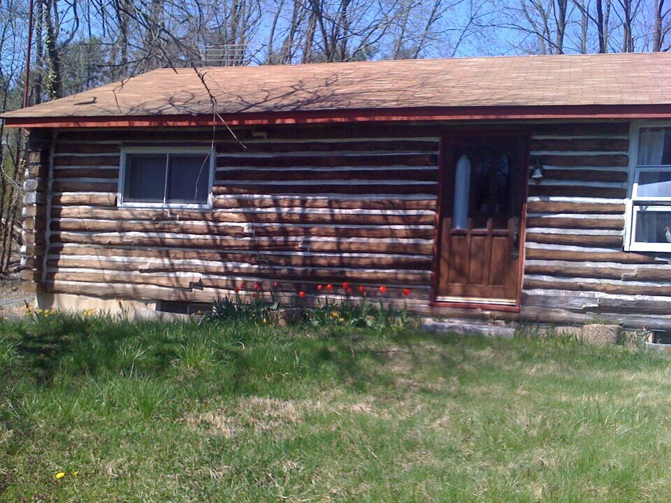 693 Adams Hotel Rd in Shoemakersville, PA - Building Photo