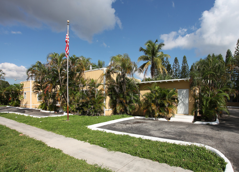 Roosevelt Apartments in Hollywood, FL - Building Photo