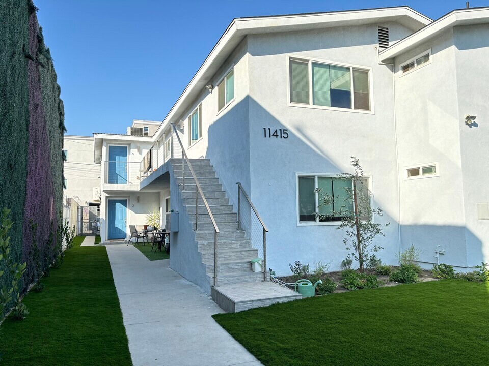 11415 Miranda St in North Hollywood, CA - Foto de edificio