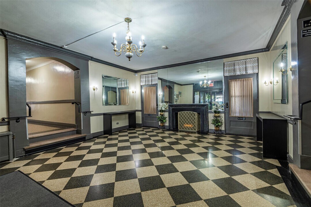 7234 Austin St in New York, NY - Building Photo
