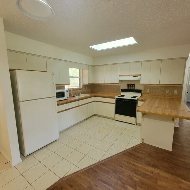 110 Park St in Inglis, FL - Foto de edificio - Building Photo