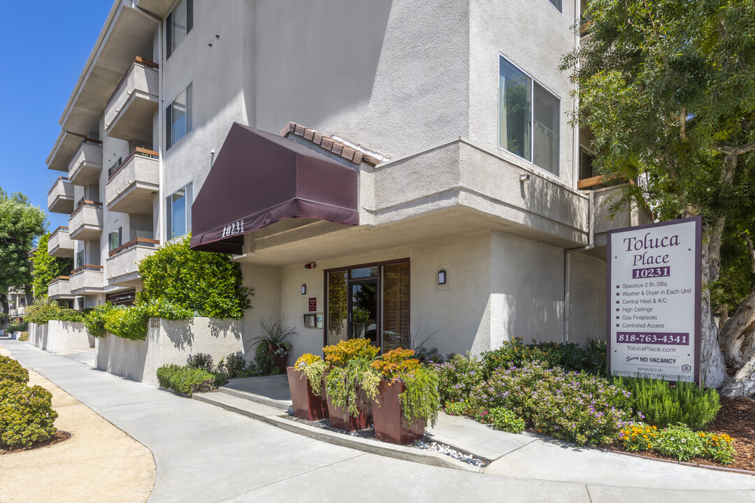 10231 / Toluca Place in Toluca Lake, CA - Building Photo