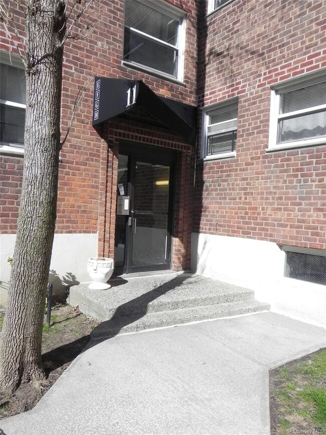 11 Schenck Ave in Great Neck Plaza, NY - Building Photo - Building Photo