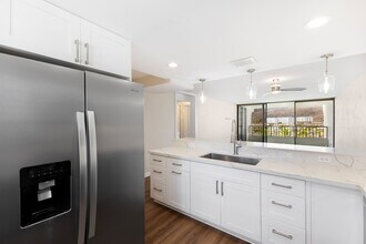 500 Lunalilo Home Rd in Honolulu, HI - Foto de edificio - Building Photo