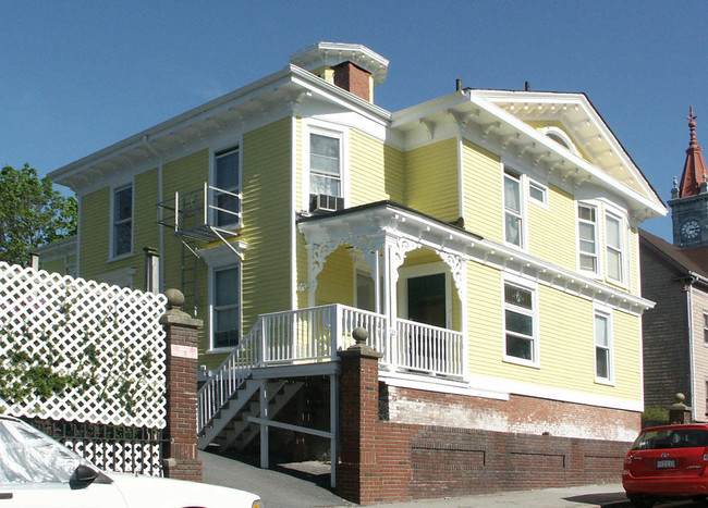 214 High St in Fall River, MA - Foto de edificio - Building Photo