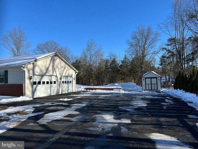 46 Buck Dr in Kintnersville, PA - Building Photo - Building Photo