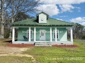 240 Clem Lowell Rd in Carrollton, GA - Building Photo