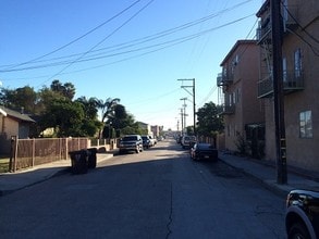 110 E Cedar St in Compton, CA - Foto de edificio - Other