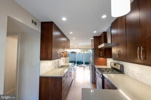 5250 Pooks Hill Rd in Bethesda, MD - Building Photo