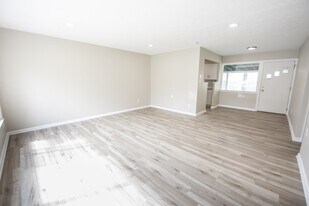 9328 W Ridgewood Dr in Parma Heights, OH - Building Photo