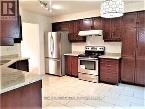 6061 Leeside Crescent in Mississauga, ON - Building Photo - Building Photo