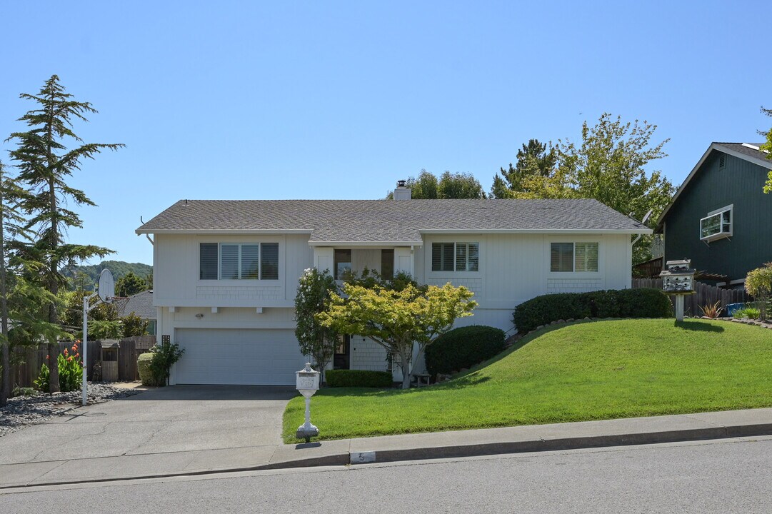 5 Santa Victoria Ct in Novato, CA - Building Photo