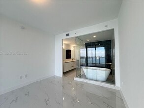 700 NE 24th St, Unit 3503 in Miami, FL - Foto de edificio - Building Photo