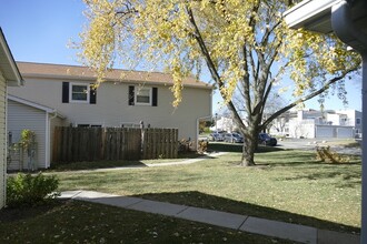 1192 E CANDLENUT Ln in Palatine, IL - Building Photo - Building Photo