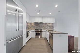 320 Adolphus Ave, Unit 812 in Cliffside Park, NJ - Foto de edificio - Building Photo