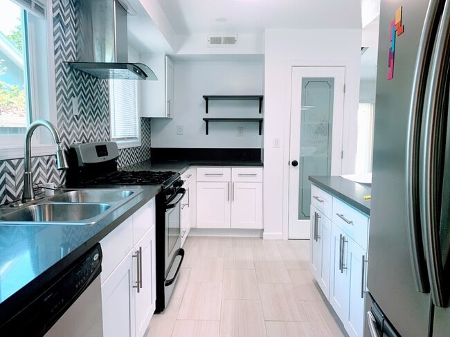 5700 Vanalden Ave, Unit A in Tarzana, CA - Building Photo - Building Photo
