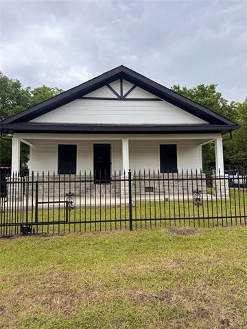 604 S McKinney St in Ennis, TX - Building Photo