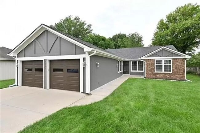 1102 Hampton Dr in Platte City, MO - Foto de edificio - Building Photo