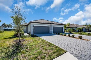 15736 Sunny Day Dr in Bradenton, FL - Building Photo