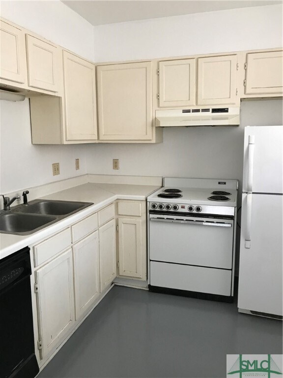 property at 121 W Hall St