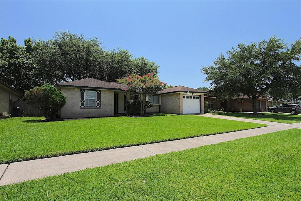 2709 Jeb Stuart Dr in League City, TX - Building Photo